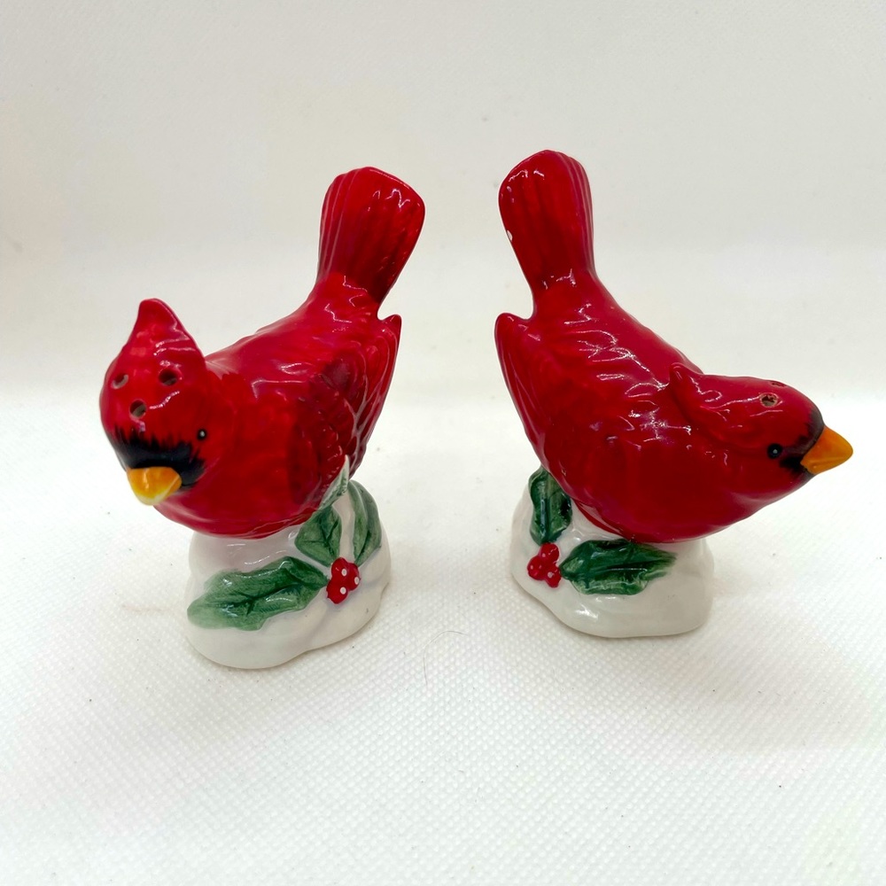Cardinal salt and pepper shakers